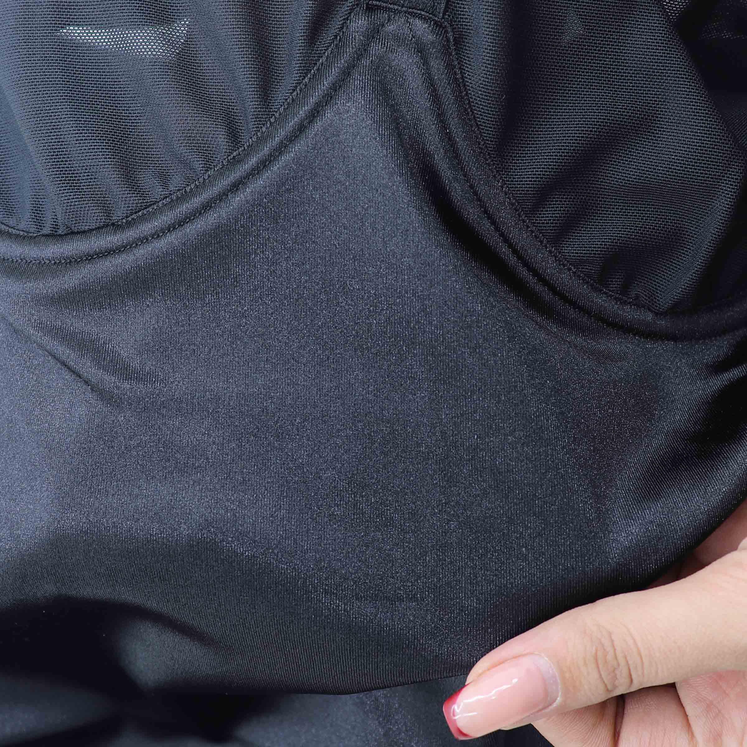 بادی زنانه ساتن مشکی به همراه دامن توری جداشونده و بند جوراب قابل تنظیم